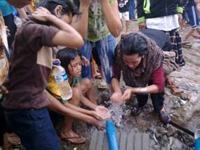 Berharap Enteng Jodoh dan Panjang Umur dari Air Keramat