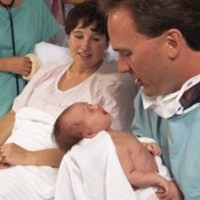 Perlukah Suami Ikut Masuk Ruang Bersalin?