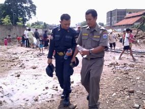 Satpol PP Ikut Ambil Air Keramat