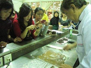 Belajar Bikin Ombak, Petit Fours dan Mawar Cokelat!