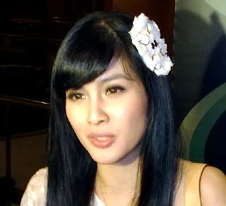 Bunga di Rambut Sandra Dewi