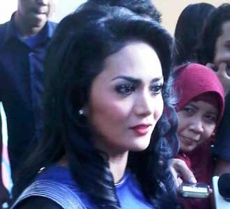 Senyum Bahagia Krisdayanti