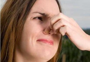 Cara Mengingatkan Orang yang Punya Bau Badan