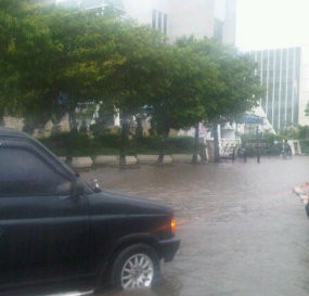 Jakarta Diguyur Hujan, Jl Rasuna Said Tergenang 