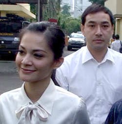 Minta Maaf, Cut Tari Terus Menangis