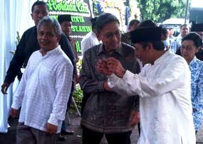 Boediono Satu Jam Melayat Ibunda Hatta Rajasa