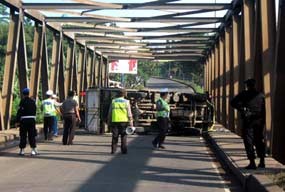 Mobil Boks Terguling di Jembatan Citra Grand Cibubur