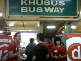 Heboh Dapat Tiket Busway Gratis dari Ussy & Andhika