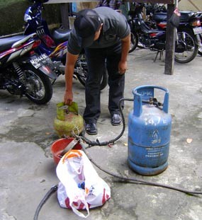 Gudang Pengoplos Elpiji di Malang Digerebek