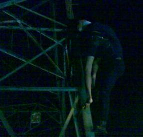 Wanita Pemanjat Sutet Berhasil Turun Sendiri