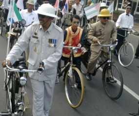 Ribuan Penggemar Sepeda Onthel Berkarnaval di Yogya