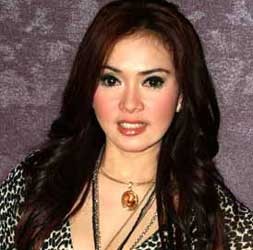 Tak Hanya Jupe, Syahrini Juga Dianugerahi Gelar Bangsawan