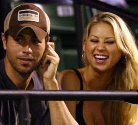 Enrique Iglesias Pernah Dihadiahi Pembalut Bekas