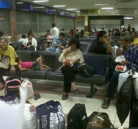 Delay 4 Jam, Penumpang Air Asia Terlantar di Bandara Ngurah Rai