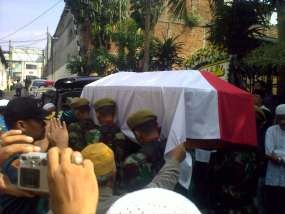 Jenazah Idham Chalid Dilepas Keluarga Secara Militer