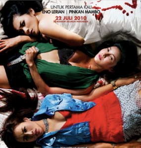  Enno Lerian Seksi Berbikini di Selimut Berdarah