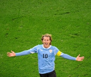 Kejar Sepatu, Forlan dapat Bola