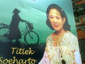 Spanduk Titiek Bersaing dengan Prabowo di Bali 