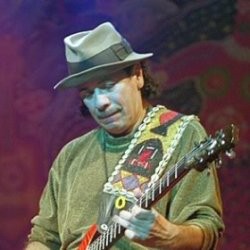 Carlos Santana Lamar Sang Pacar di Atas Panggung