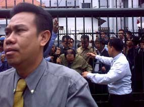 Kala Pengacara Berdemo: Penampilan Necis, Mobil Mewah dan Nasi Padang