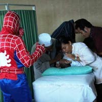 Hadiri Sunatan Massal, Muhaimin dan Lily Wahid Salaman