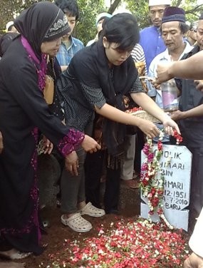 Pelawak Antar Cholik Menuju Liang Lahat Pelawak Antar Cholik Menuju Liang Lahat