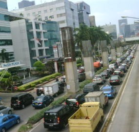 Ada Bagi-bagi Bensin Gratis, Lalin di Kuningan Macet Panjang
