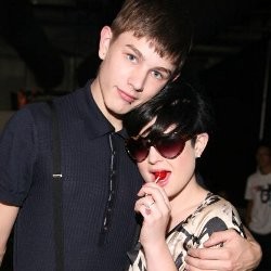 Diselingkuhi, Kelly Osbourne Pilih Putus Cinta