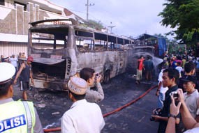 Api yang Membakar Bus Dahlia dan Truk Berhasil Dipadamkan