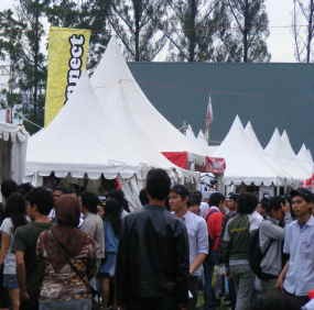 Hari Pertama Kickfest, Kendaraan Padati Stadion Siliwangi