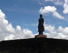 Patung Sudirman Dilelang, Yayasan Sentil Pemerintah