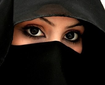 2/3 Warga Inggris Dukung Larangan Bercadar bagi Wanita Muslim