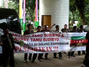 Tiba di Kejagung, Hartono Disambut Demo