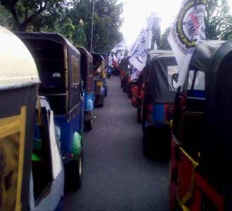 Puluhan Sopir Bemo Demo Balaikota