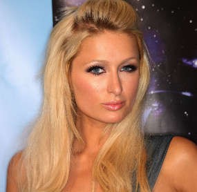 Pasca Kepergok Bawa Ganja, Paris Hilton Topless di Italia