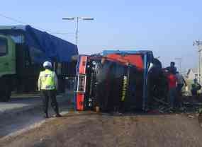 Truk Terguling, Jalan Raya Porong Macet 
