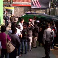 Warga Bandung Antre Dapatkan Uang Baru