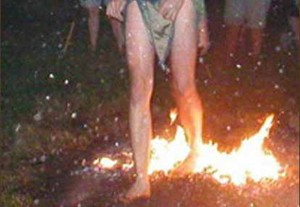 Berjalan di Atas Bara Api Tanpa Luka Bakar