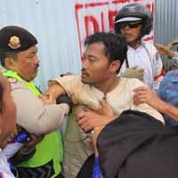 Demo Tolak Pembangunan Rusunawa Gunungsari Ricuh