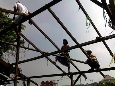 Pedagang Pasar Peneleh Bongkar Lapak