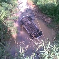 Sebuah Mobil Terjun Bebas ke Jurang di Dago Resort
