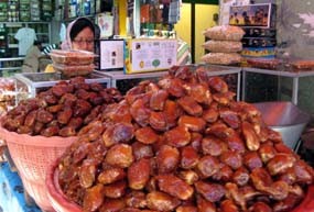 Jelang Ramadan, Kurma Diserbu Pembeli 