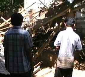 Diterjang Angin Kencang, 2 Rumah Roboh dan Belasan Rusak