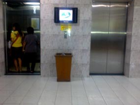 Untuk Kenyamanan Anda, Lift Ini Dilengkapi CCTV