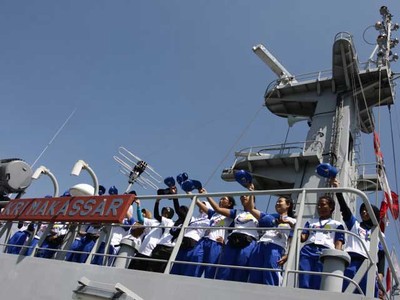 KRI Makassar Memulai Misi