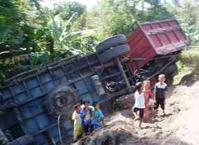 Sopir Ngantuk, Truk Gandeng Masuk Jurang