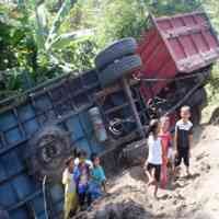 Sopir Ngantuk, Truk Gandeng Masuk Jurang