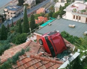 Mobil Timpa Rumah Gara-gara Pemilik Lupa Pasang Rem Tangan