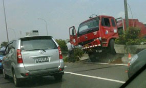 Truk Tangki Pertamina Melintang di Tol Cawang-Priok