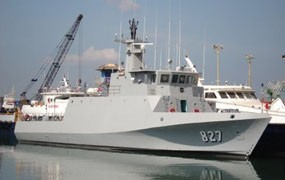 Kapal Patroli Cepat KRI Boiga 825 Terbakar di Dermaga Ujung Kapal Patroli Cepat KRI Boiga 825 Terbakar di Dermaga Ujung